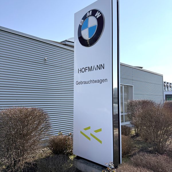 Autohaus Hofmann - Beschriftung Stele