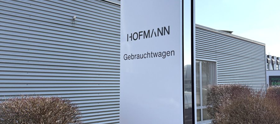 Autohaus Hofmann - Beschriftung Stele